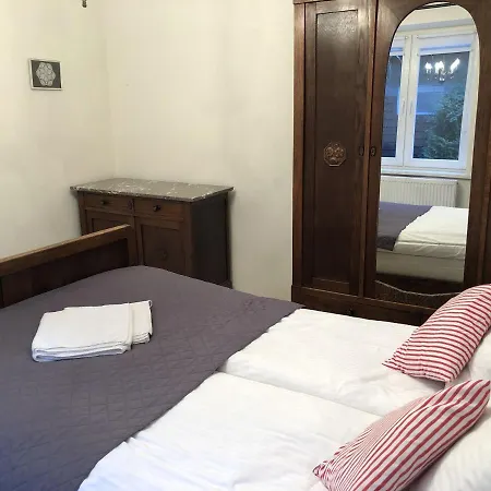 Dom Tkacki Pokoje Goscinne Jacuzzi W Ogrodzie Kudowa-Zdroj アパート *